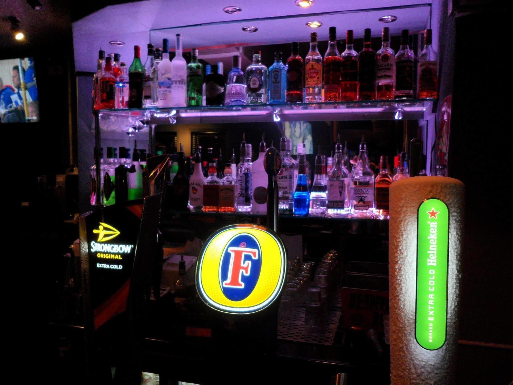 Eurobar & Hotel Oxford Exteriör bild